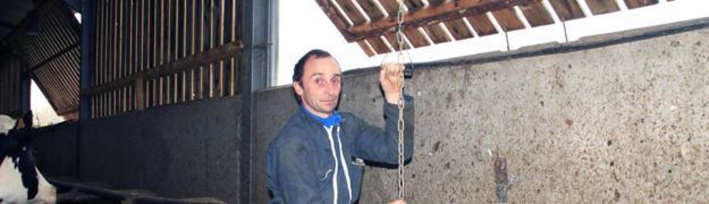 t Conception. Frédéric a ôté le bardage de bois et l’a installé sur un cadre métallique muni d’un axe, qui repose sur un support fixé aux poteaux. Ainsi, on peut faire basculer l’ensemble en tirant sur une chaîne, qu’il suffit d’attacher au mur à l’aide d’un crochet.j.p.